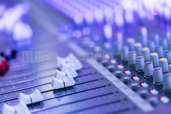 錄音棚混音臺(tái)與軟件開發(fā) 專業(yè)音樂制作的雙引擎